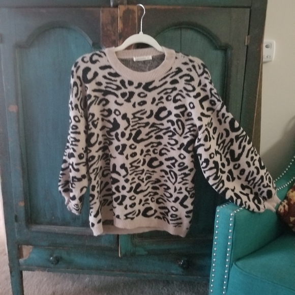 Sweaters - Womens animal print sweater m/l